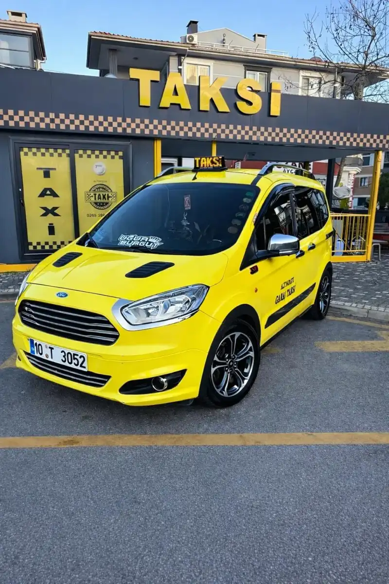 Altınoluk Garaj Taksi Durağı Önünde Araç